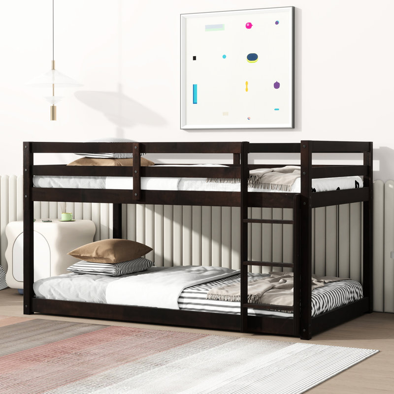 Lit simple au-dessus d'un lit mezzanine, construit en bois d'hévéa massif pour une chambre à coucher confortable