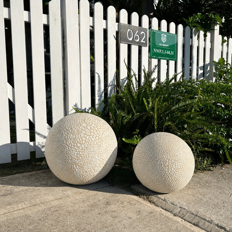 Sphère décorative sable et céramique réactive réactive, intérieur / extérieur, H 11,3 po x l 12 po x P 12 po, Sand White