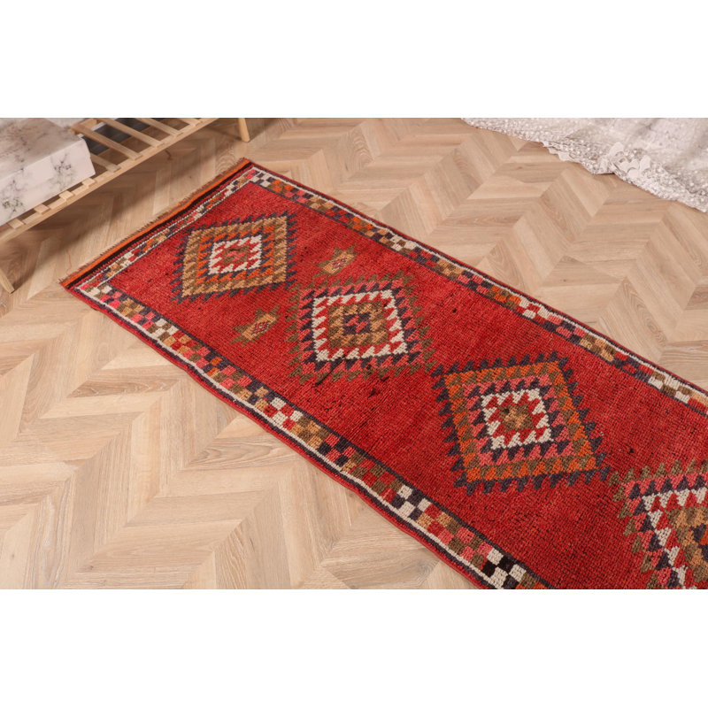 Tapis turc tissé à la main dans un design rétro chaleureux et emblématique; Durable et attrayant pour votre couloir