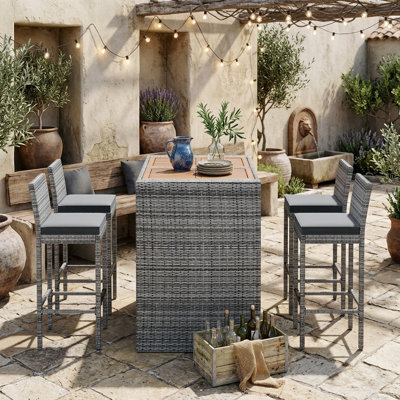Ensemble de bar d'extérieur en osier 5 pièces, chaises à hauteur de bar avec pieds antidérapants et corde fixe, coussin amovible, plateau en bois d'acacia, bois brun et osier gris