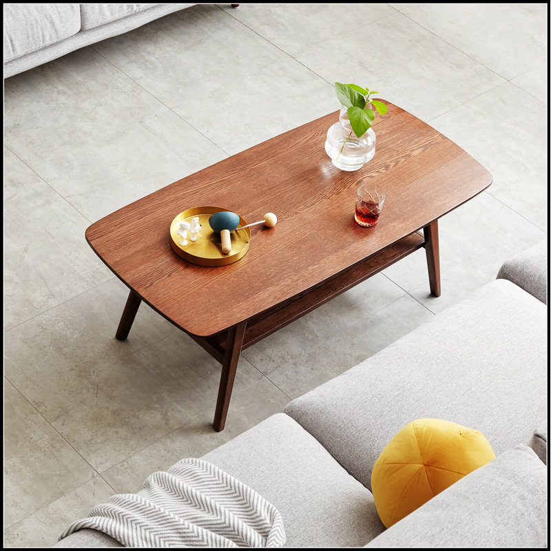 Table basse robuste en bois de chêne massif, finition naturelle, parfaite pour les salons modernes et traditionnels, durable et élégante.