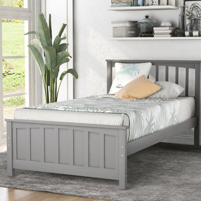 Lit plateforme gris confortable avec base en bois et lattes de soutien supplémentaires