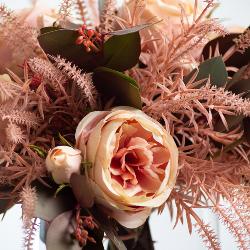 Arrangement floral artificiel avec fleurs roses, astilbe sauvage et eucalyptus foncé