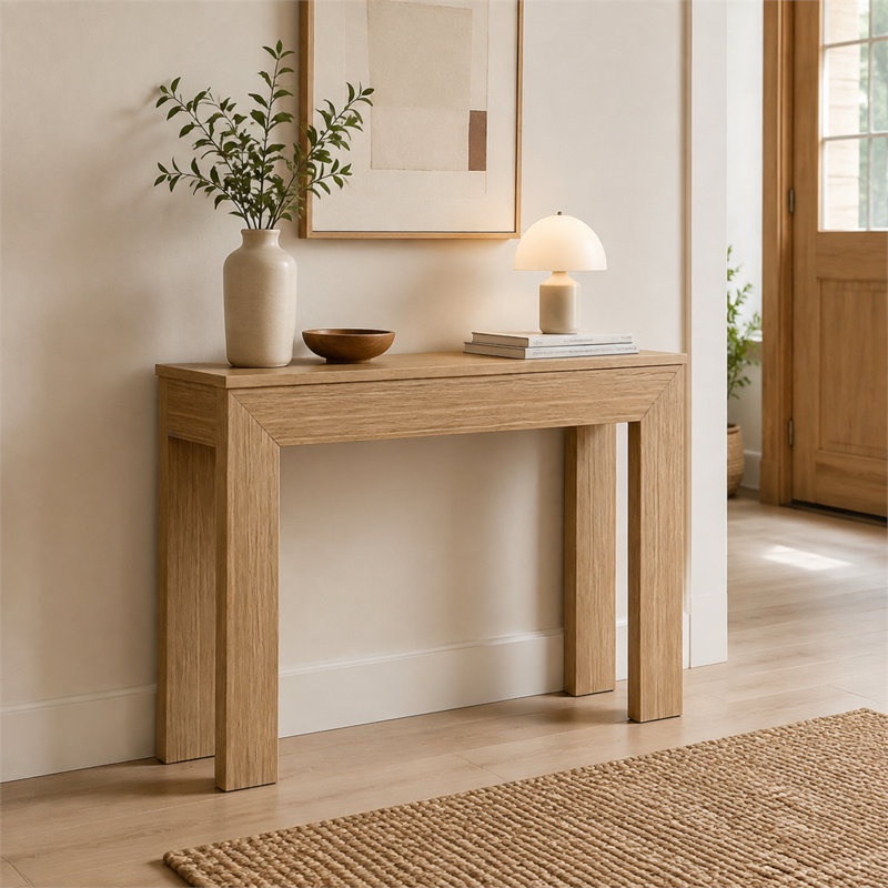 Table d'appoint de 31,57 pouces au fini naturel - convient à divers espaces comme table d'appoint, table de vestibule ou console polyvalente.