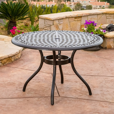 Table de salle à manger ronde 48 po en fonte d'aluminium avec finition bronze martelé et plateau de table, trou de parasol, pieds courbés, pour repas de jardin Patio de table de 48 po