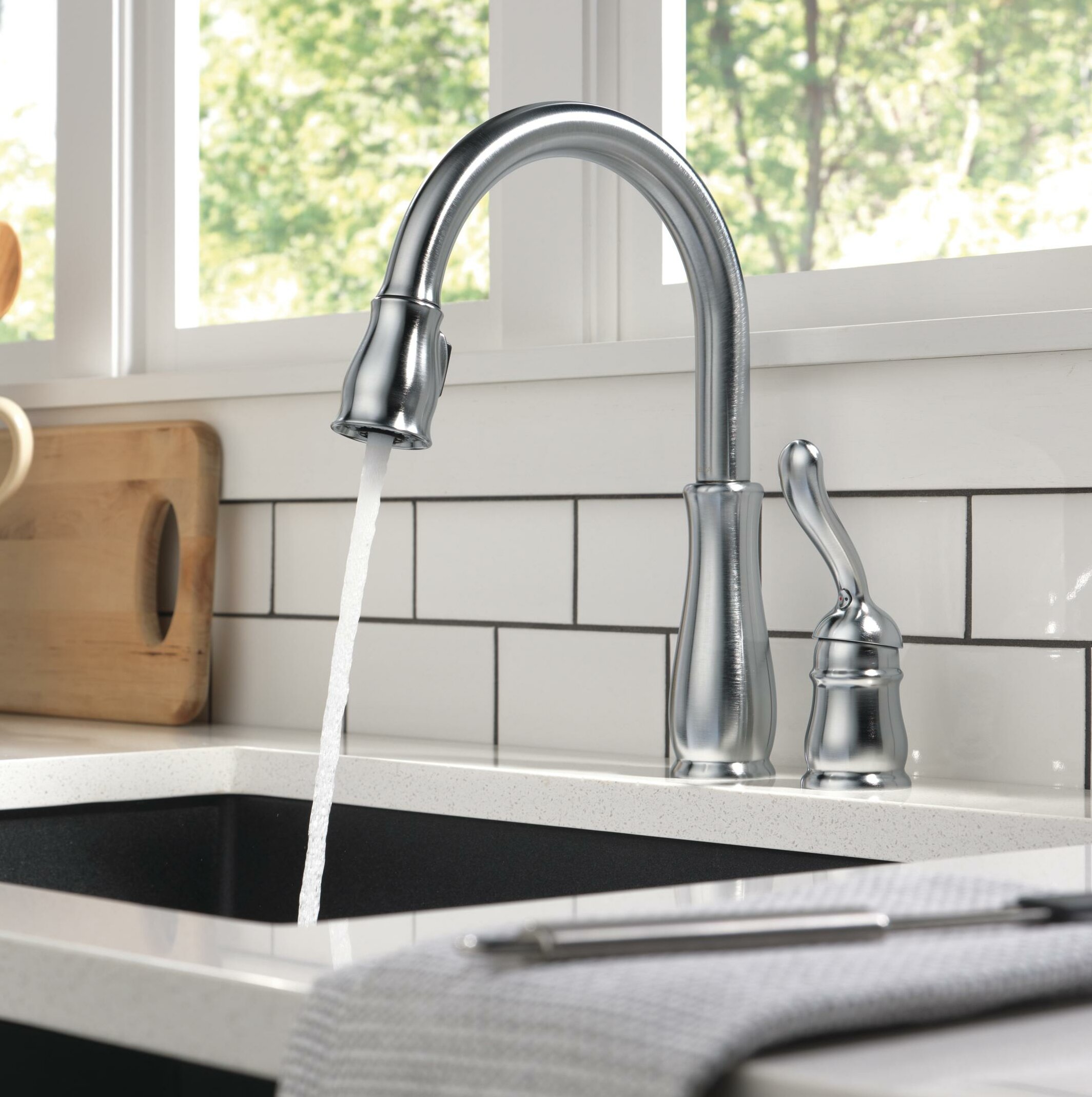 Delta Leland Pull Down Single Handle Kitchen Faucet With Accessories   Default Name 