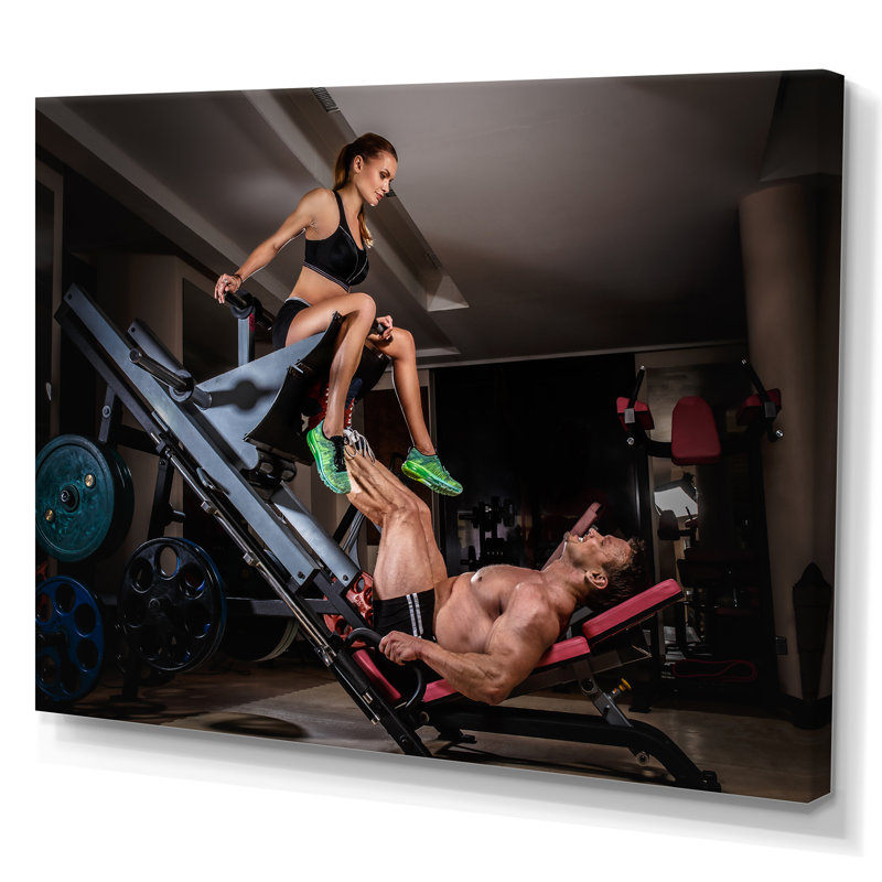«Man Doing Leg Presses With His Trainer», reproduction sur toile, H 24 po x l 32 po x P 1 po, Toile tendue