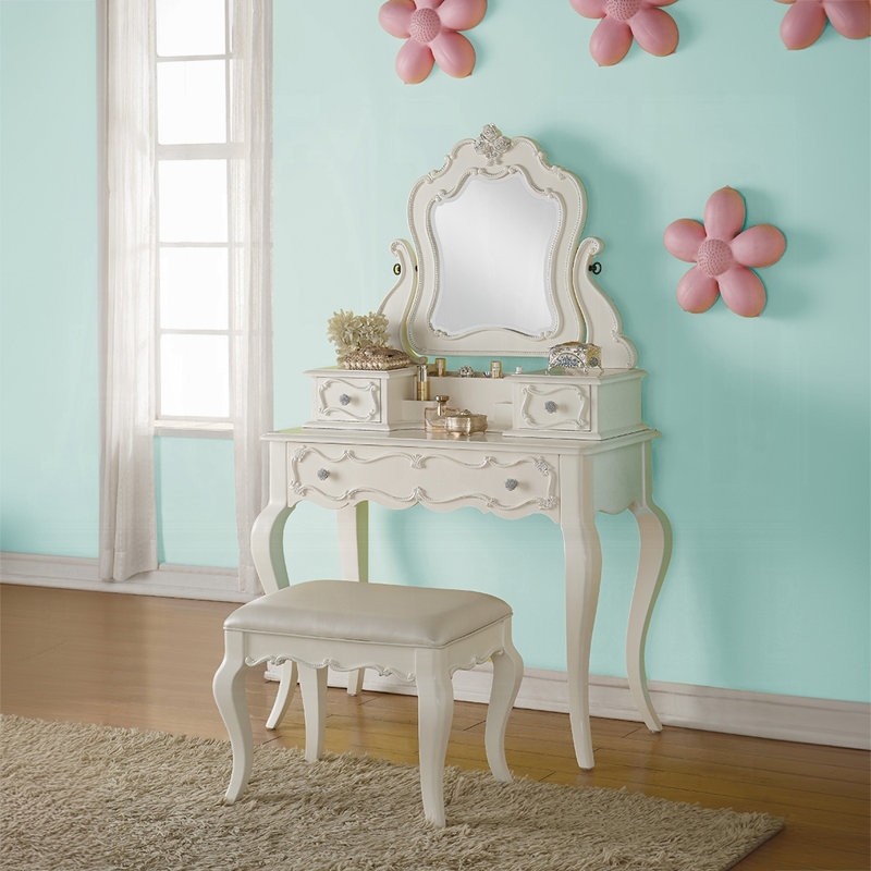 Bureau de coiffeuse Edalene avec détails en bois élégants et miroir
