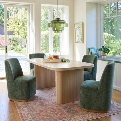 Ensemble de table et de chaises de salle à manger Ember pour 4 personnes, de style moderne, en bois, avec piètement cannelé et chaises rembourrées.