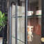 Noir + vitrines en bois massif brun-noisette + verres