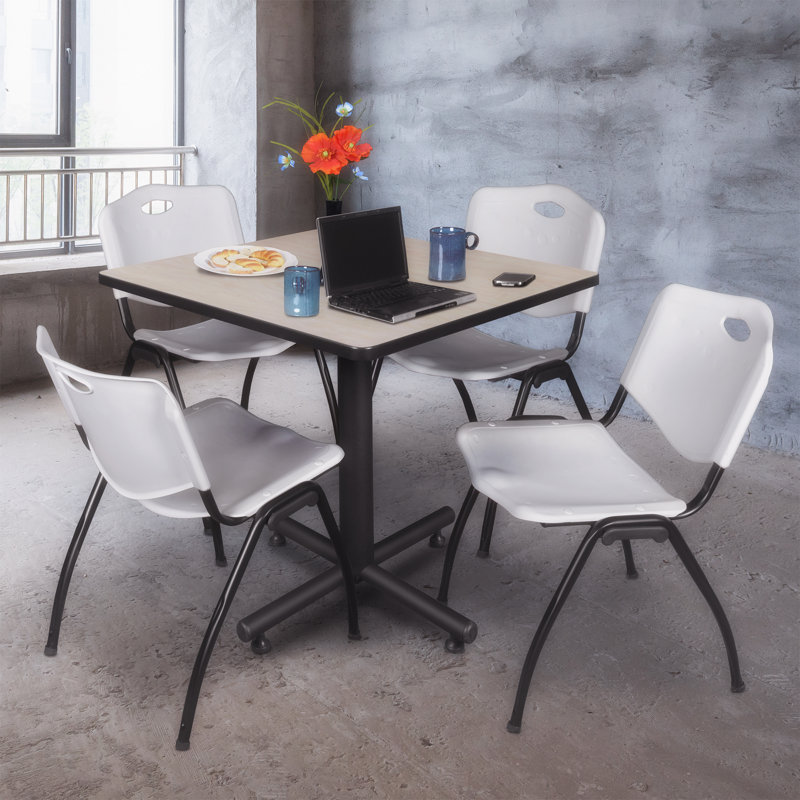Table de salle de repos carrée Nicklo, chaises empilables 4 M, Érable, Gris