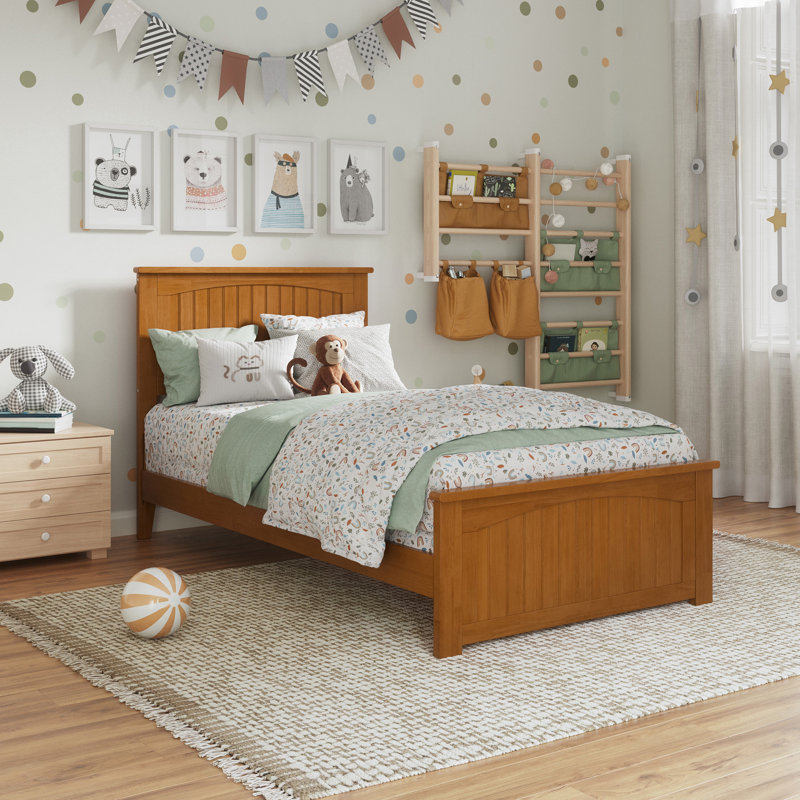 Lit plateforme en bois massif à profil bas Nantucket avec pied de lit assorti, Simple, Caramel clair