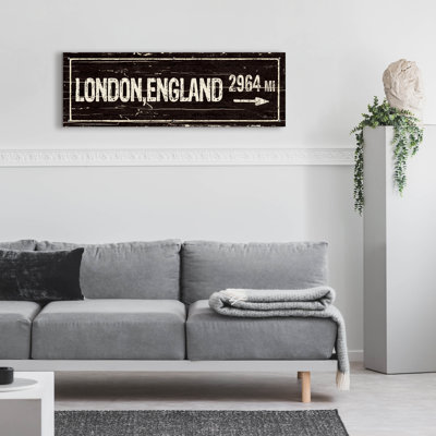 Art mural épique «Destination Signs 4» par Pela Studio