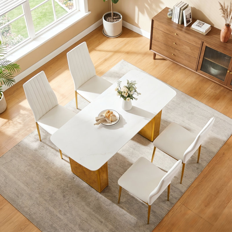 Ensemble de table de salle à manger 55 po en marbre pour 4 personnes, table de cuisine en verre trempé à motif de marbre avec pieds en métal et 4 chaises en cuir PU