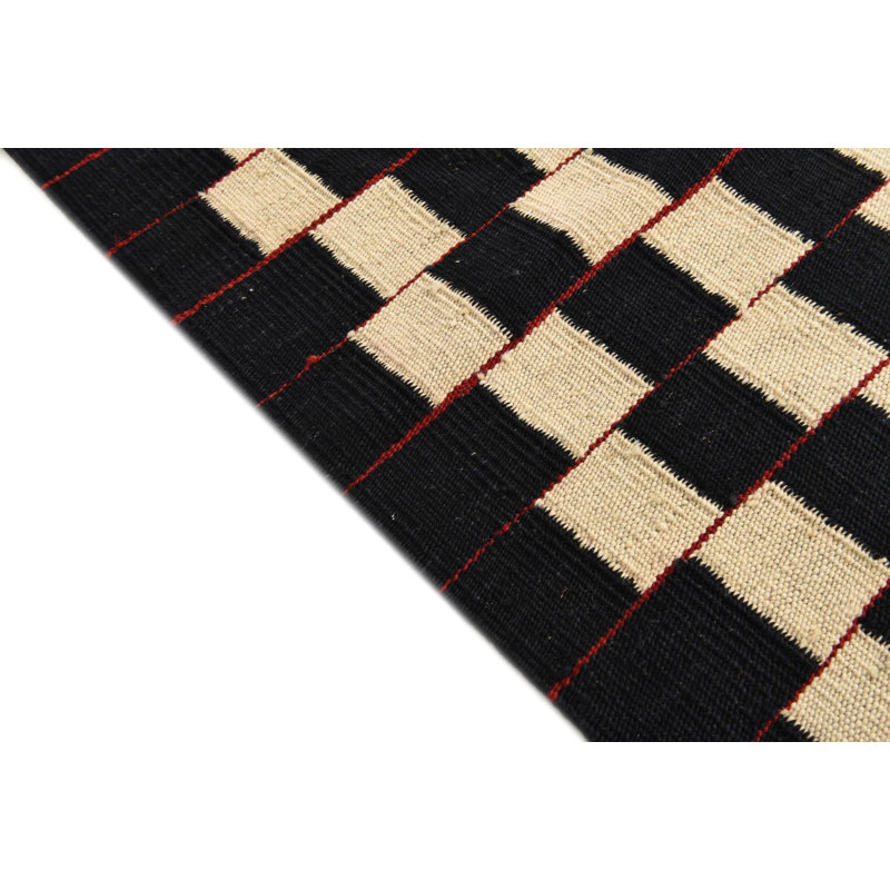 Tapis noir et blanc 5 x 8 Petrella