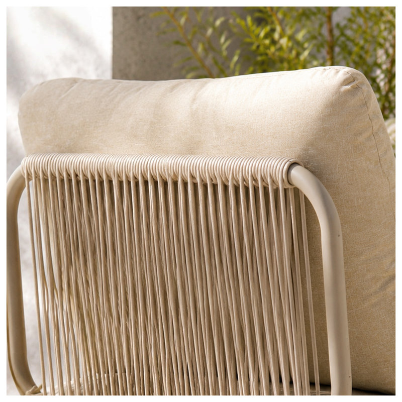 Fauteuil club extérieur moderne avec accoudoirs en corde tressée à la main, structure en aluminium antirouille, coussin beige inclus.