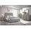 Ensemble de chambre à coucher grand lit transitionnel gris clair 6 pièces avec tête de lit à chevrons, commode, miroir, commode et 2 tables de chevet
