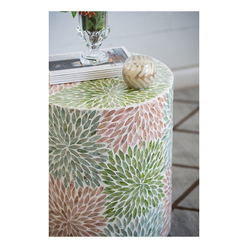 Tabouret cylindrique de jardin Capiz - Table d'appoint 14 x 18 po multicolore avec base dorée
