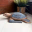 Figurine décorative de tortue marine en bois bleu côtier, avec détails sculptés blanchis à la chaux, 30 cm de large