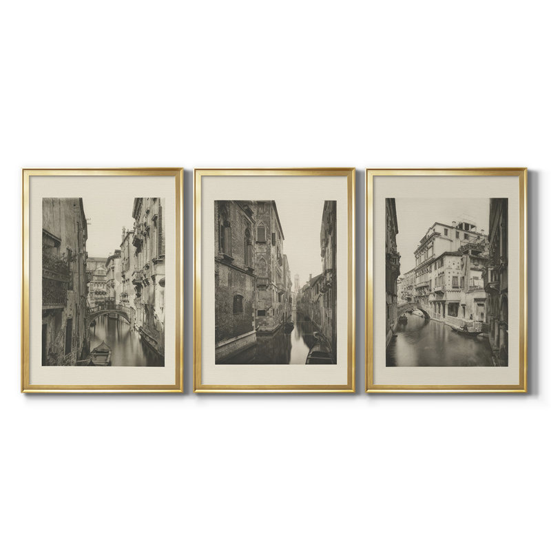 "Vintage Views of Venice IV" - Toile tendue avec châssis sur mesure - 3 pièces, H 19 po x l 27 po, Doré