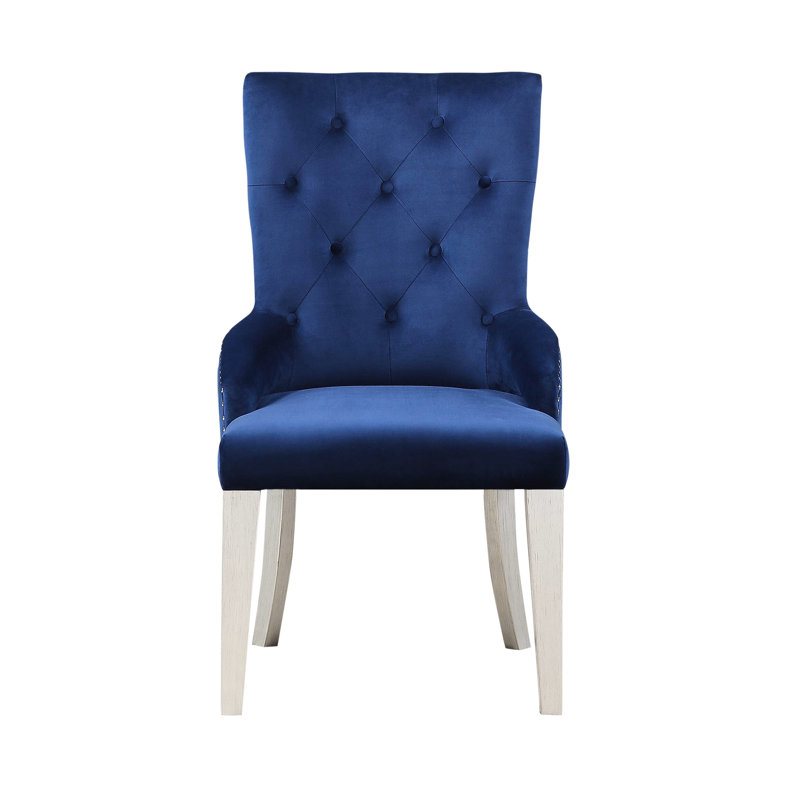 Chaise en tissu bleu avec finition platine antique, design Kd, dossier haut, siège fixe de hauteur standard, siège rembourré à motif uni et garniture cloutée, anneau de traction extérieur, bouton de tablier à l'intérieur, bas