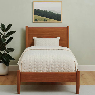 Lit plateforme simple Mid-Century avec finition en chêne, pieds fuselés ronds, sans sommier, environnement de chambre à coucher serein en mode, bois d'ingénierie de qualité supérieure, ensemble de lattes