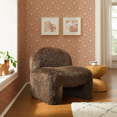 Chaise d'appoint en fausse fourrure brune Mina