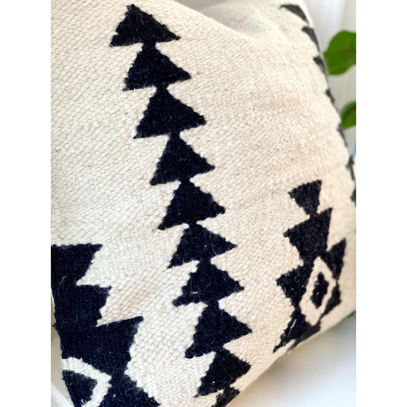 Coussin crème tulipe, 1 pi 6 po x 1 pi 6 po
