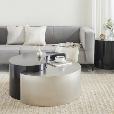 Table basse fabriquée avec un cadre en tôle de fer
