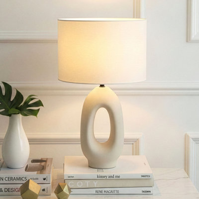 Lampe de table à DEL 22,5 po en céramique crème Brightech Artemis - charme côtier avec abat-jour en coton et port USB-C