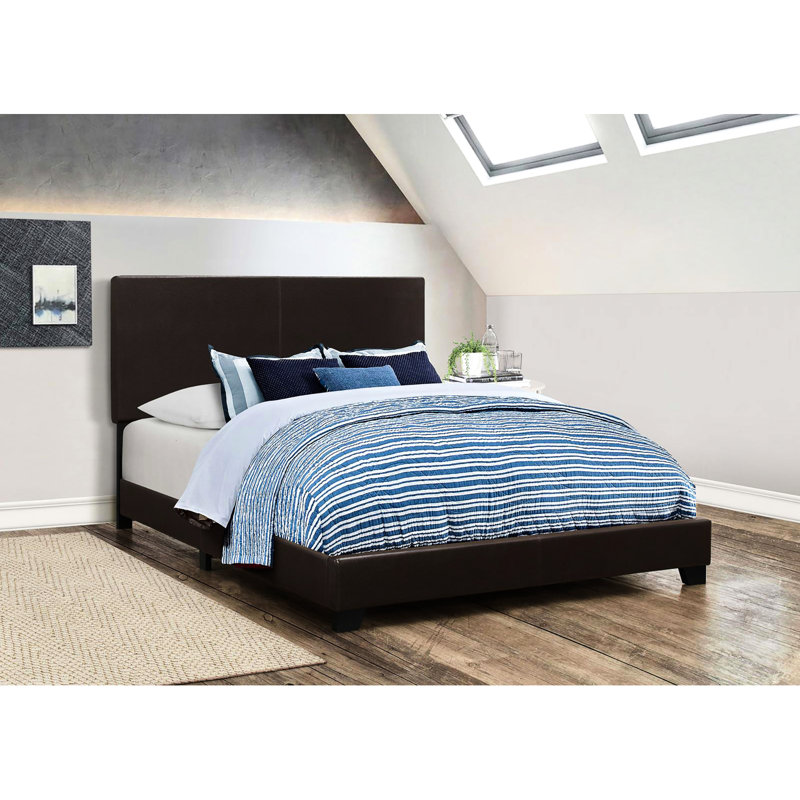 Structure de lit double en similicuir brun avec sommier tapissier pour un revêtement de chambre à coucher élégant