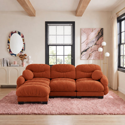 Canapé modulable 3 places en chenille plissée avec assise ergonomique en mousse, accoudoirs incurvés, 2 coussins décoratifs et pouf.