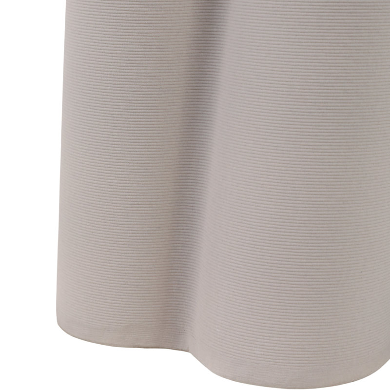 Vase sculpté en porcelaine avec motif à vagues verticales texturées et silhouette courbée moderne, H 18 po x l 8 po x P 8 po