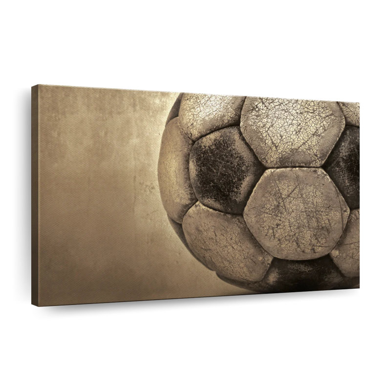 Ballon de soccer usé, H 16 po x l 24 po x P 1,25 po