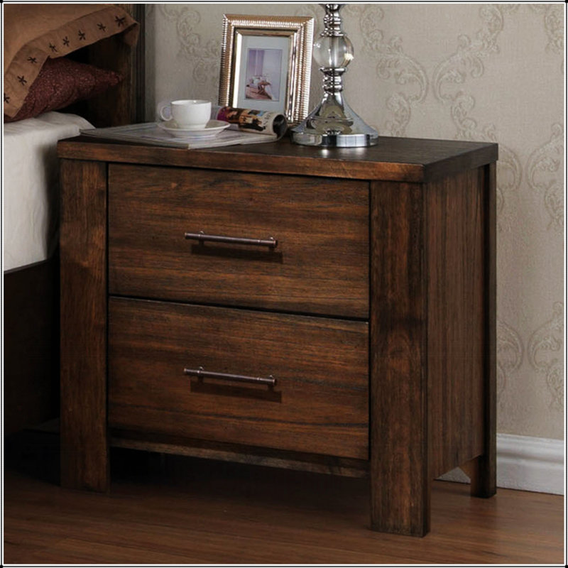 Table de chevet classique à finition chêne avec deux tiroirs spacieux, parfait pour le rangement et la décoration de la chambre à coucher.