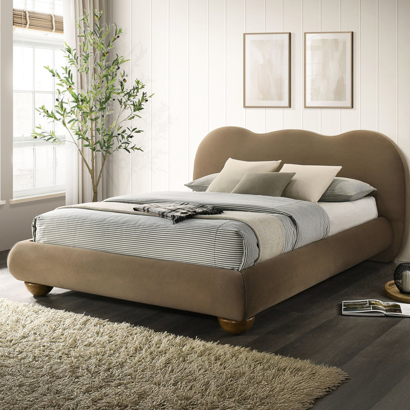 Lit très grand Eastern en brun, pieds en bois rond rembourrés Boucle, magnétisme moderne, lit brun dos camel, taille, ambiance transitionnelle contemporaine, velours