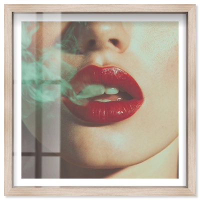 «Kiss of Smoke II», art mural glamour par Notoriart, cadre blond, 13 x 13
