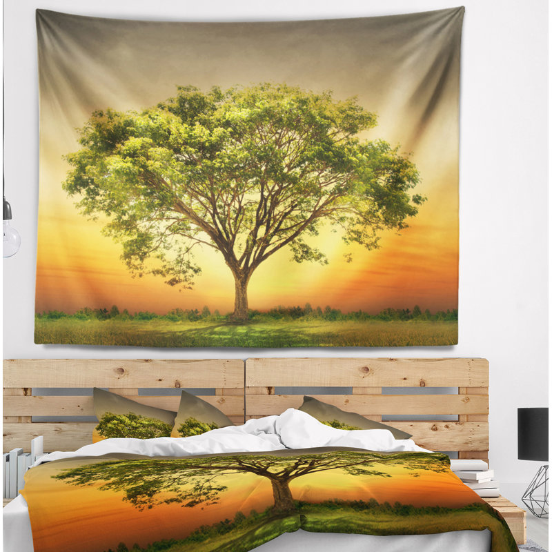 Tapisserie Arbre contre soleil couchant, H 78 po x l 92 po