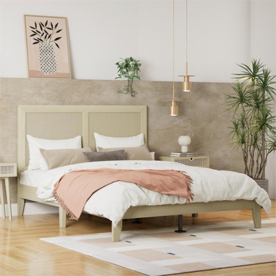 Grand lit plateforme, style Mid-Century, fabrication en bois massif et en rotin avec finition naturelle pour la chambre à coucher