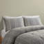 Literie en coton gris double / grand. Tissu 100% avec rayures verticales. Motif sur l'envers gris. 2 taies décoratives assorties. Lavable à la machine. . Barre de luxe cachée.-122457649-122457647