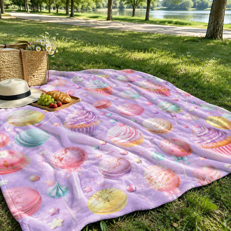 Sweet Dreams Cupcake & Macaron Print Plush Throw Blanket, Whimsical Dessert Pattern Cozy Fleece Blanket for Sofa Couch Bedroom Living Room Home Decor, All-Season Soft Warm Blanket