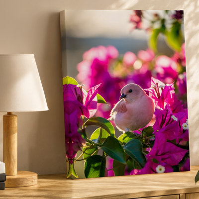 Reproduction d'art sur toile, un oiseau rose délicat perché gracieusement au milieu de bougainvilliers roses éclatants