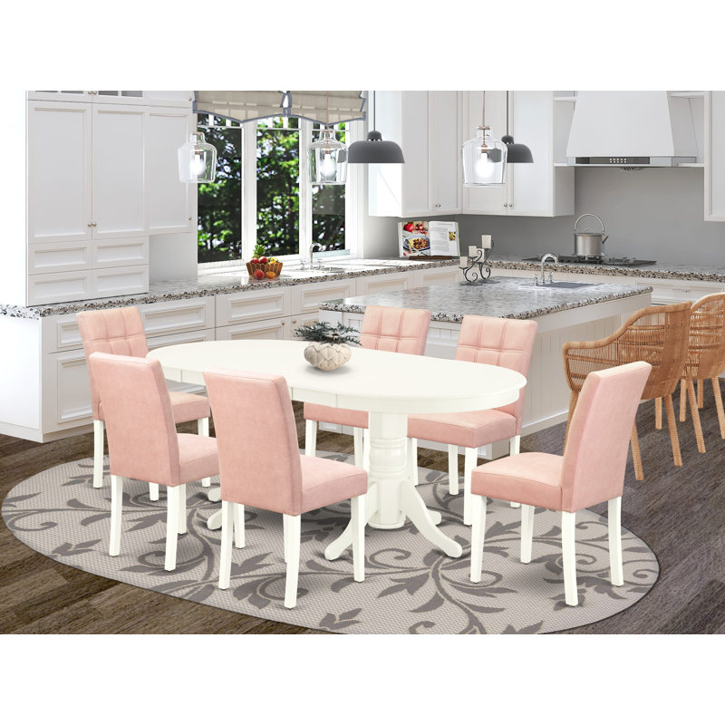 L'ensemble de table de salle à manger 7 pièces se compose d'une table en bois et de 6 chaises parsons en simili cuir beige avec dossier élégant - lin blanc