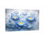 Plantes et fleurs de lotus bleu sur la surface de l'eau-630795981