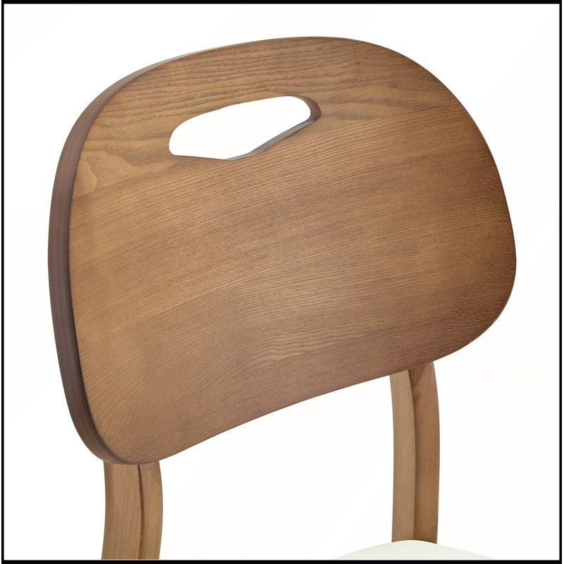 Élégantes chaises de salle à manger en bois massif de noyer avec coussins en polyuréthane blanc et dossiers évidés pour plus de confort et d'élégance