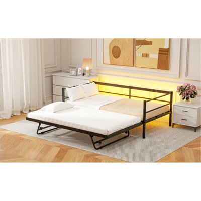 Lit de jour simple en métal noir avec lit gigogne et à DEL, charme industriel, lattes pour améliorer la stabilité du matelas.