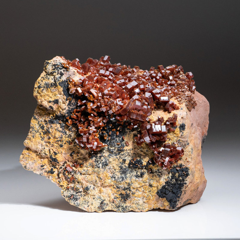 Grappe de cristal de vanadinite avec matrice de barite de Mibladen, Maroc