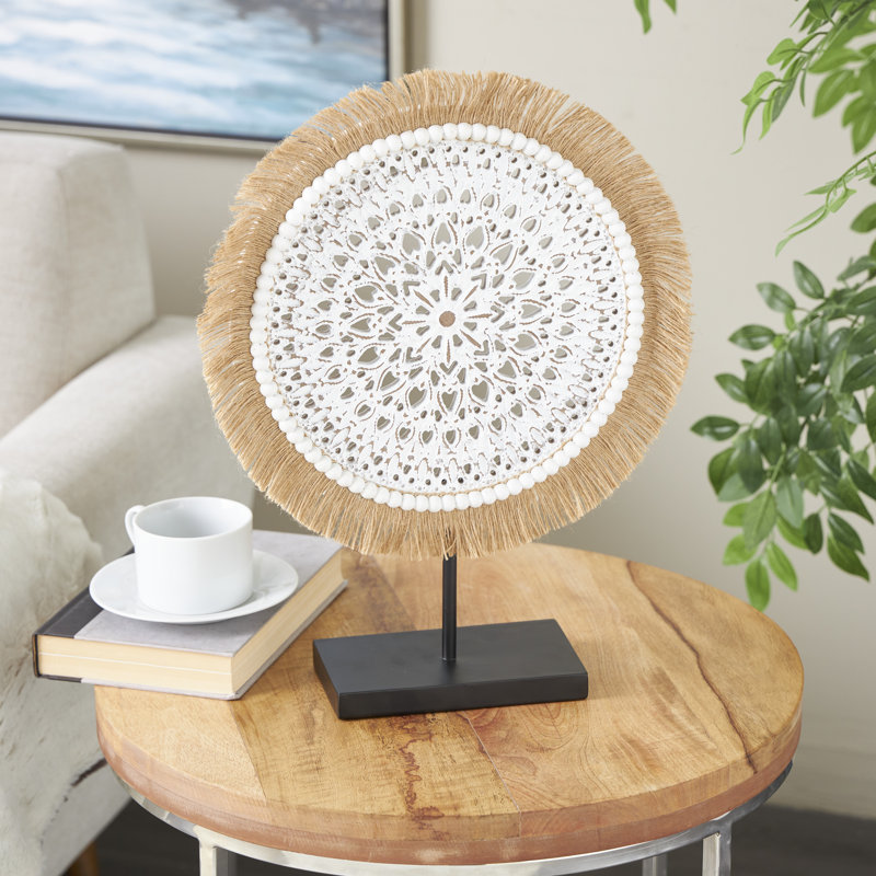 Sculpture tribale en bois faite à la main avec frange et base noire, H 17,8 po x l 13,65 po x P 4,10 po, Blanc