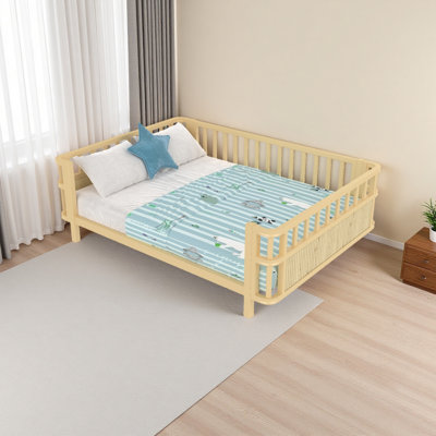 Lit plateforme en bois pour enfants avec balustrades