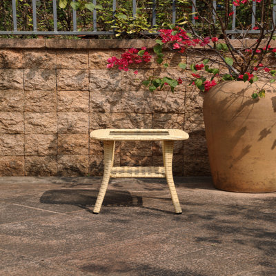 Table d'appoint d'extérieur en osier avec plateau en verre trempé, table de bout à 2 niveaux avec tablette de rangement, petite table de patio en rotin PE toutes saisons pour balcon, cour, jardin, porche